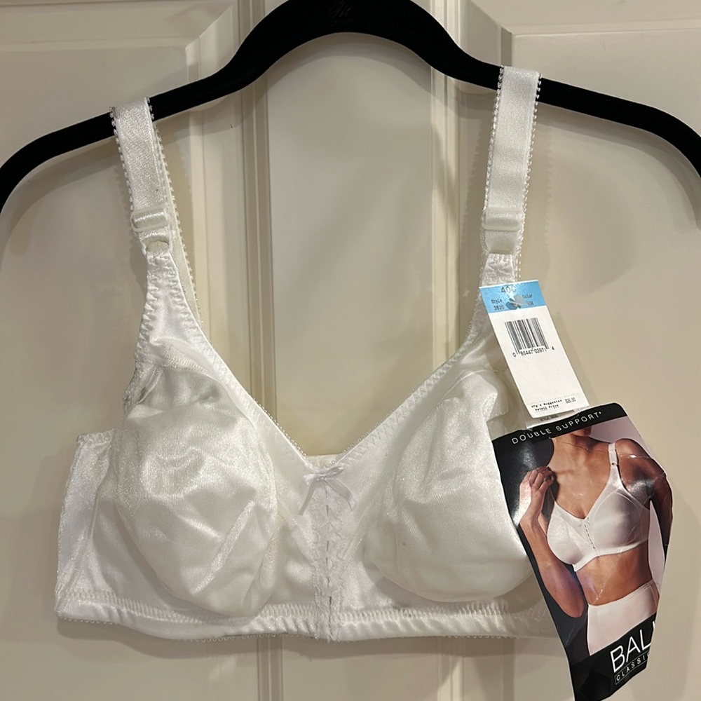 NWT Bali Bra. White. Size 40C.  4 hooks
